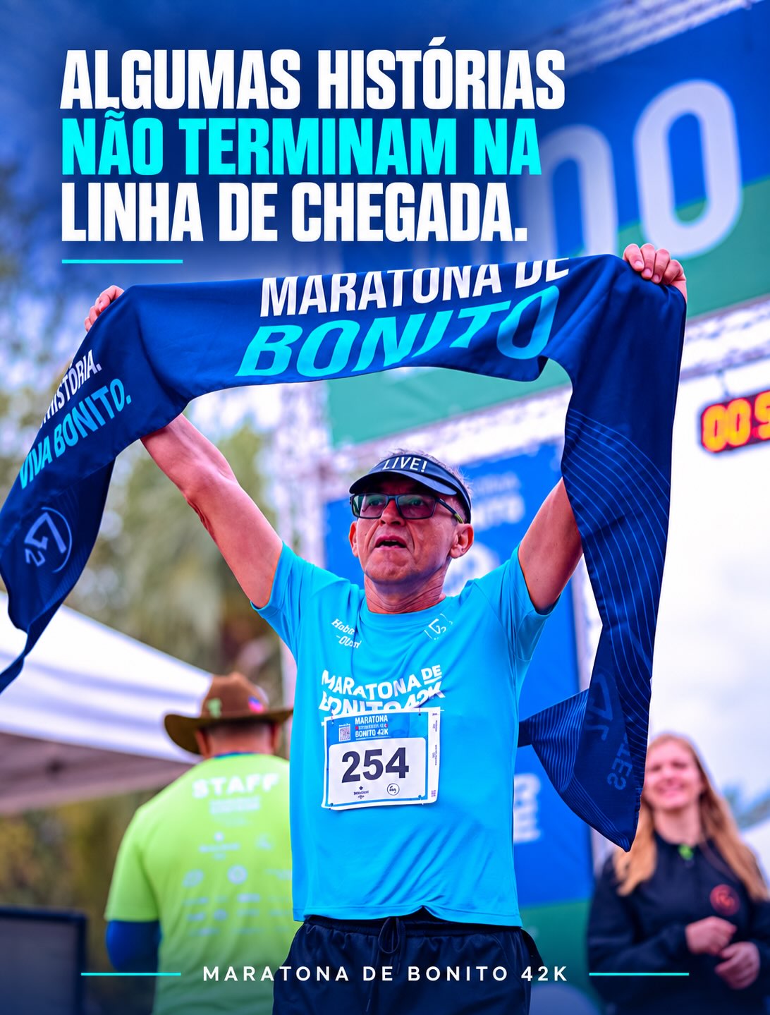 Pelotão de maratona sobre uma ponte ao pôr do sol